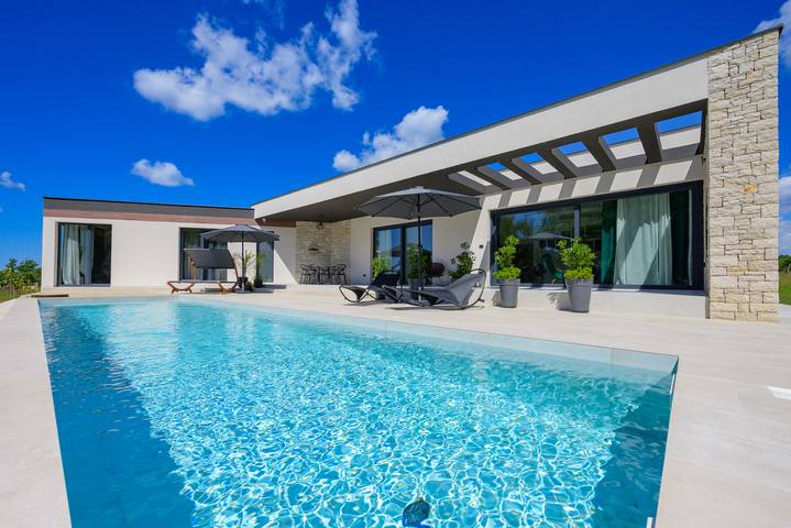 Ferienhaus für 6 Personen, mit Pool und Terrasse sowie Sauna und Garten