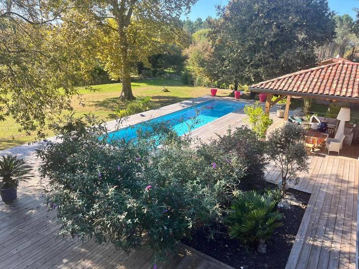 Maison d’hôte pour 4 personnes, avec terrasse et piscine ainsi que jardin et vue à Saint-Julien-en-Born