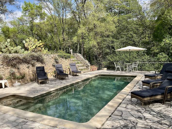 Location de vacances pour 8 personnes, avec terrasse et jardin à Entrecasteaux