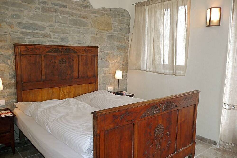 Appartement entier, Belle maison de vacances en pierre avec grand jardin privé in Mombarcaro, Langhe