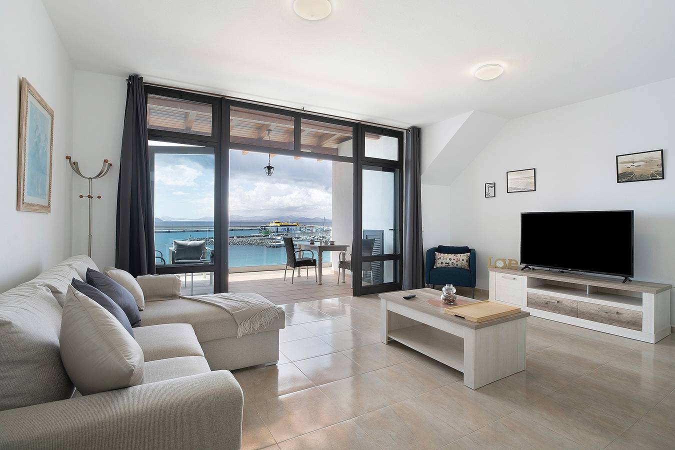 Appartement entier, Appartement de vacances 'Seaview Limones' avec vue sur la mer, terrasse privée et Wi-Fi in Playa Blanca, Yaiza