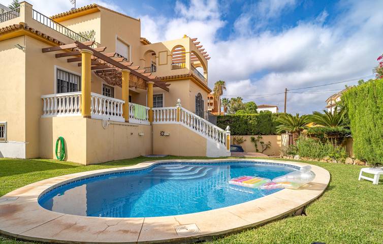 Apartamento con vistas al mar, piscina y cocina, a 700 m de la playa in La Cala del Moral, Rincón de la Victoria