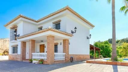 Location de vacances pour 9 personnes, avec vue ainsi que jardin et piscine, animaux acceptés à Alozaina