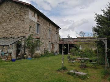 Location de vacances pour 3 personnes, avec jardin et vue à Saint-Julien-la-Vêtre
