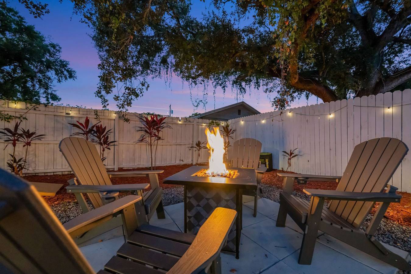 Family   Pet Friendly Getaway with Porch  Fire Pit   Yard in Tampa, Tampa Bay
