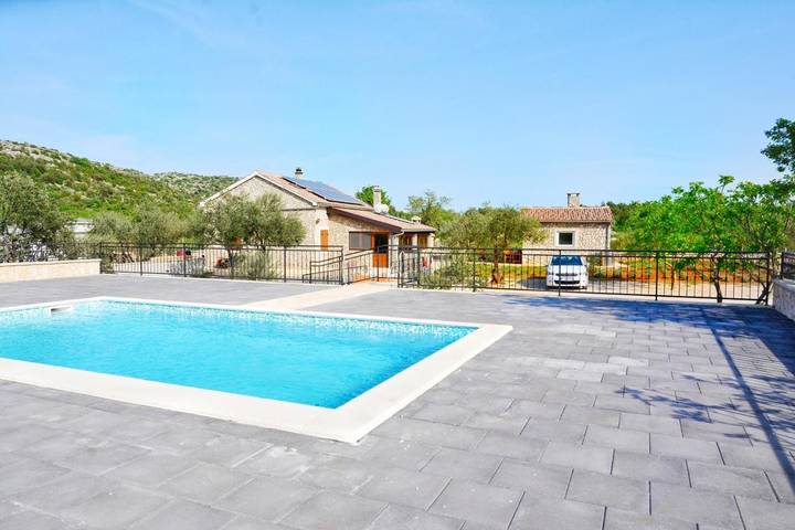 Villa pour 8 personnes, avec jardin et piscine, animaux acceptés à Tribunj