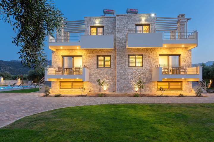 Ferienhaus für 3 Personen, mit Balkon und Terrasse sowie Garten und Pool