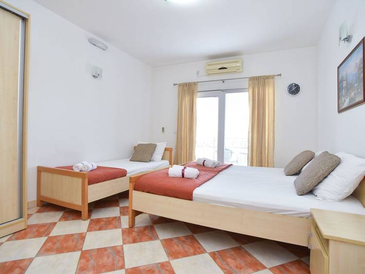 Gîte pour 3 personnes, avec balcon dans Tivat