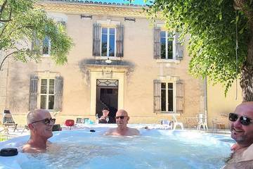Gîte pour 8 personnes, avec jacuzzi ainsi que jardin et terrasse à Loriol-du-Comtat