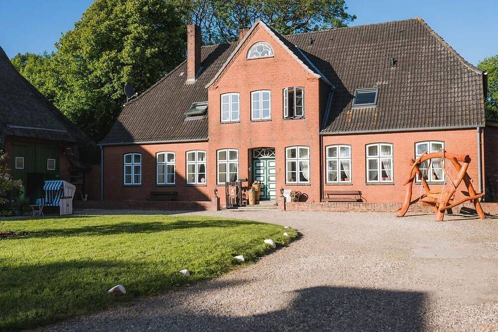 Bauernhaus Ferienwohnung To´n Hofplatz - Hof Herzleuchten, Familie Groth in Eiderstedt