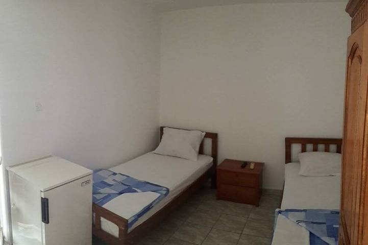 Appartement entier, Triple room with it's own bathroom and balcony. in Budva, Municipalité de Budva