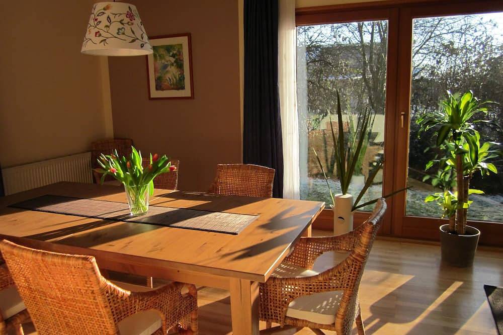 **** Ferienhaus in Nordseenähe, großer Apfelgarten, Ruheoase in Südwestlage in Lehe, Halbinsel Eiderstedt