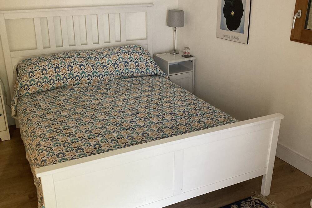 Located in a historic village, this room is ideal for seeing the region. in Varen, Massif Central