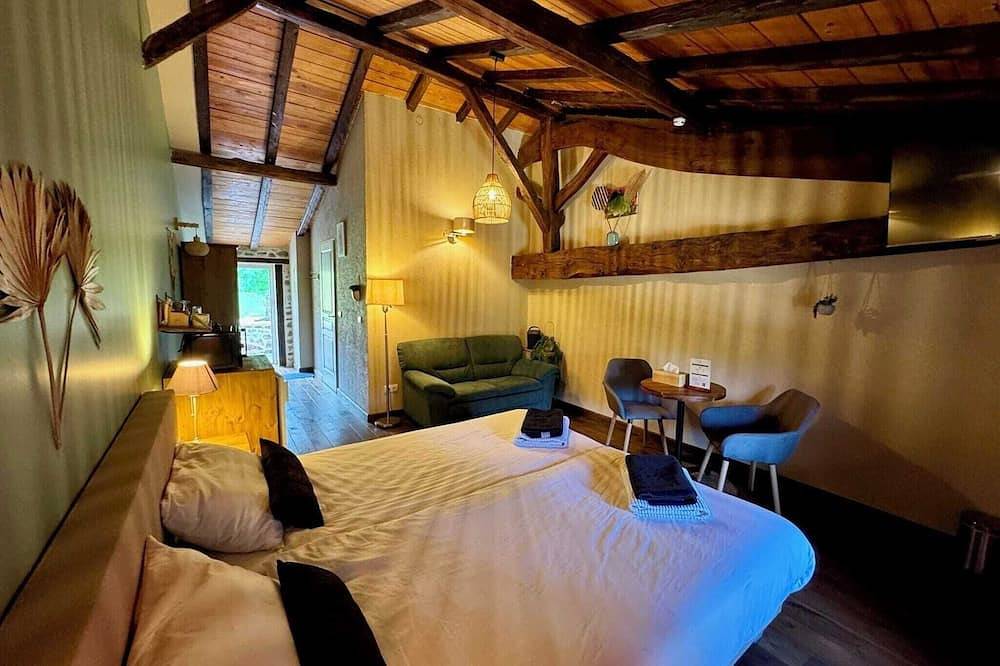 Appartement entier, Chambre \"L'Age\" - Deluxe Double ou Lits Jumeaux (n°9) in Rouzède, Charente