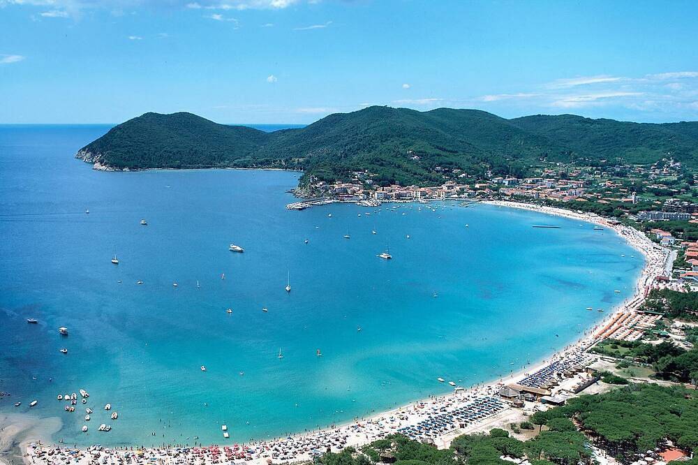 Entire apartment, Casa Vanni - in the heart of Marina di Campo in Spiaggia di Marina di Campo, Marina di Campo