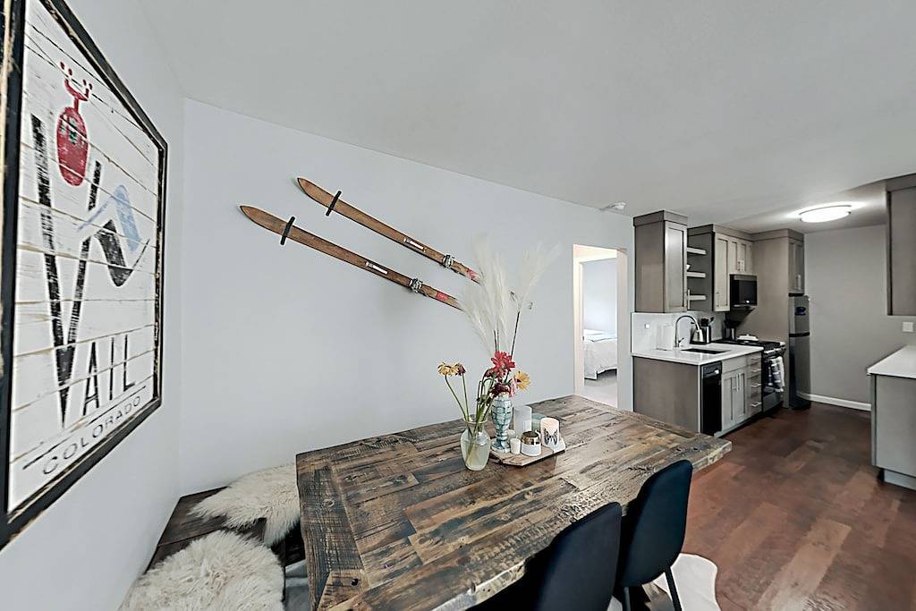 Ganze Wohnung, Mountain Views at Vail East | Fireplace, Desk, Walk to Vail Shuttle & Trails in Bighorn, Vail