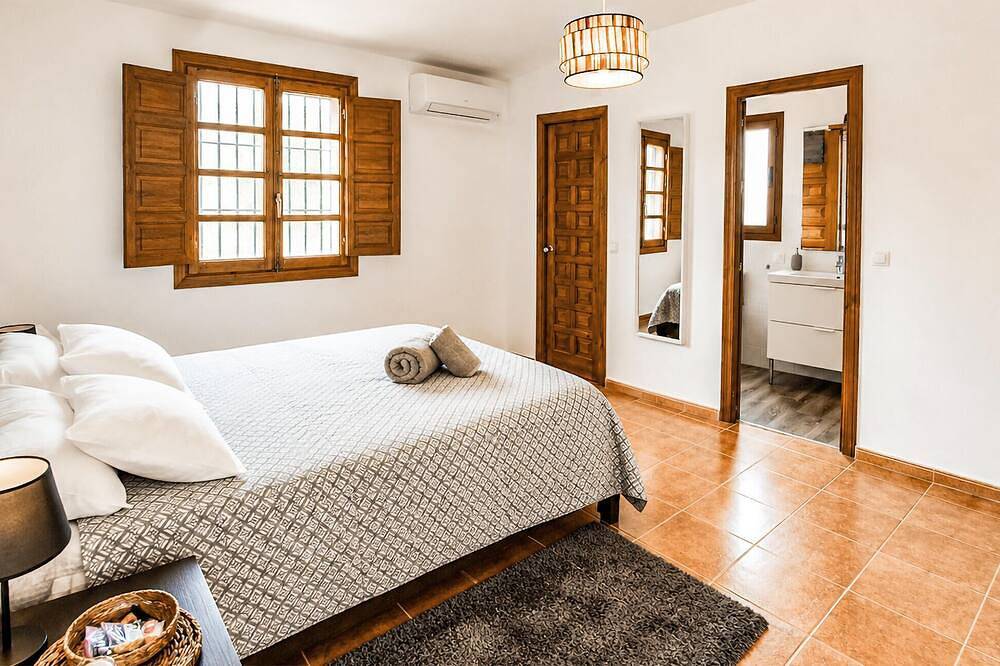 Gorgeous home in Pizarra with private swimming pool, can be inside or outside in Pizarra, Provincia de Málaga