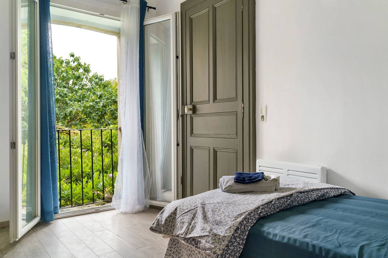Apartamento entero, Apartamento 'Maison Espinouse' con vistas a la montaña, jardín privado y Wi-Fi in Hérépian, Region de Béziers
