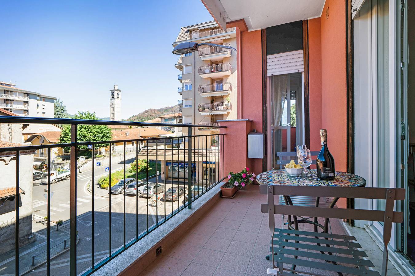 Ganze Wohnung, Ferienwohnung Iris Lago Maggiore mit Seeblick, Balkonen, Klimaanlage und Wlan in Angera, Comune di Angera