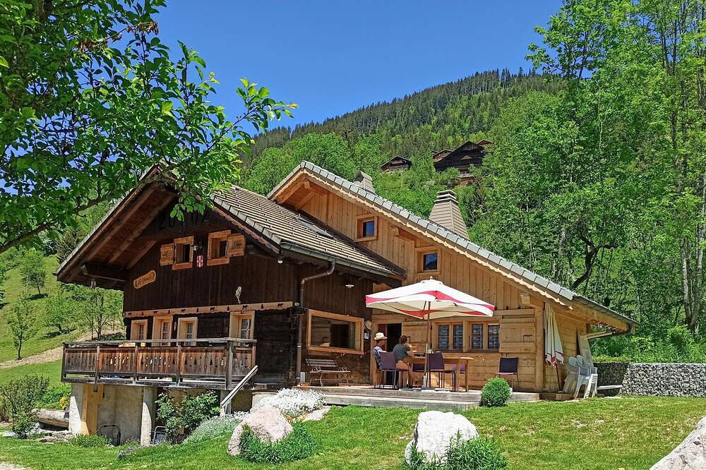 Cosy chalet, la Chapelle d'Abondance, Portes du soleil, France, sleeps 12, in La Chapelle-d'Abondance, Les Portes du Soleil
