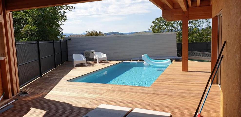Location de vacances pour 8 personnes, avec piscine et vue ainsi que terrasse et jardin, animaux acceptés à Mirefleurs - 2