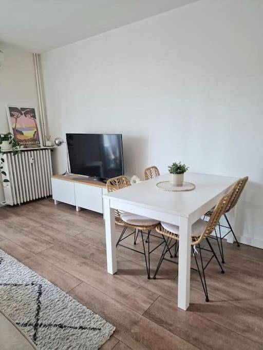 Gîte pour 4 personnes, avec balcon dans Gare De Hyeres - 2