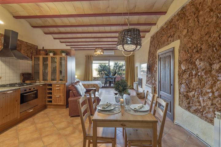 Holiday Home 'Loft Rural Orenetes Ideal Parejas' with Mountain View, Wi-Fi and Air Conditioning in Sant Jaume dels Domenys, Penedes DO