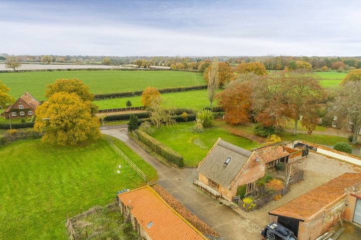 Glamping for 7 people, with garden and pool, with pets in North Norfolk