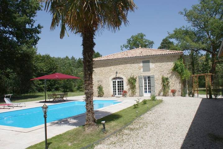 Location de vacances pour 4 personnes, avec Terrasse et Jardin ainsi que Piscine et Vue dans Saint-Pardon-de-Conques