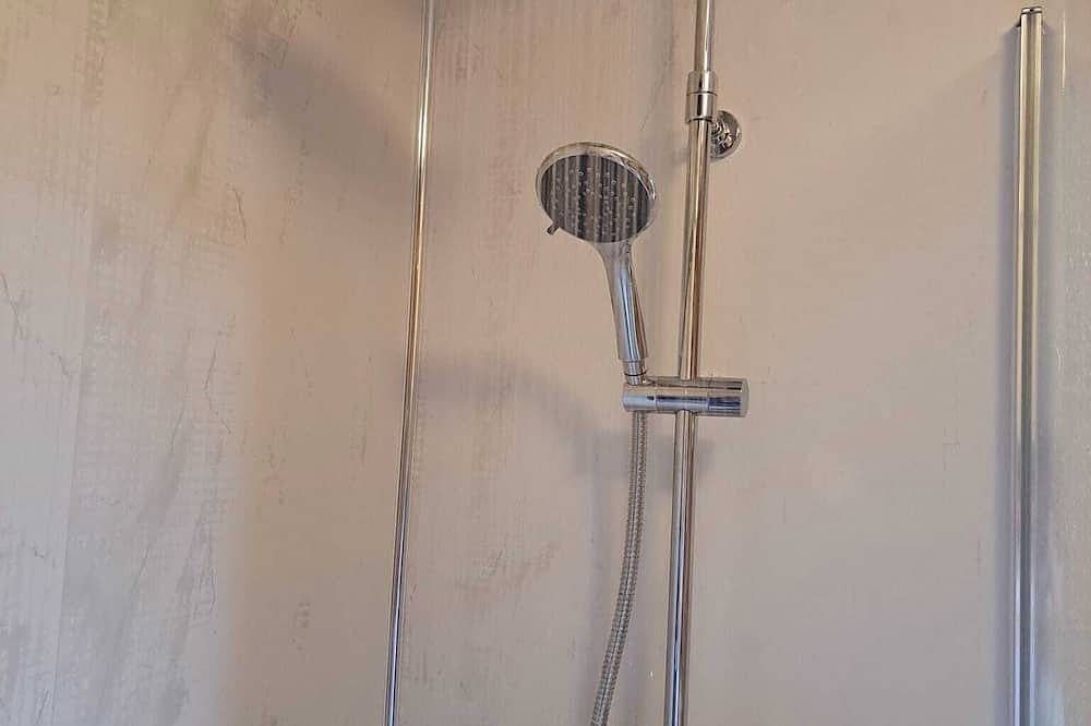 Lakeside Lodge with 6 berth hot tub and private fishing peg in Tattershall, Lincolnshire