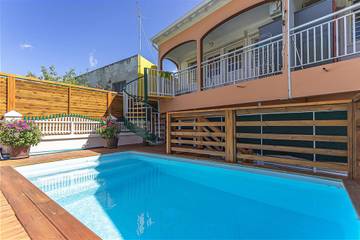 Location de vacances pour 10 personnes, avec piscine et balcon à Pointe-Noire