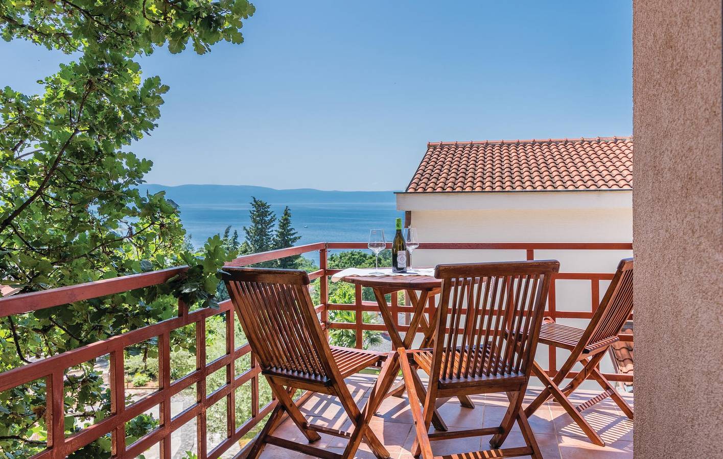 Ganze Ferienwohnung, Gemütliche Ferienwohnung mit Meerblick, Terrasse und Parkplatz, 2 km vom FKK-Strand entfernt in Njivice, Krk