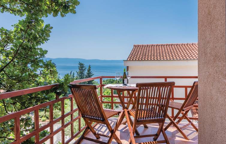 Ganze Ferienwohnung, Gemütliche Ferienwohnung mit Meerblick, Terrasse und Parkplatz, 2 km vom FKK-Strand entfernt in Njivice, Krk