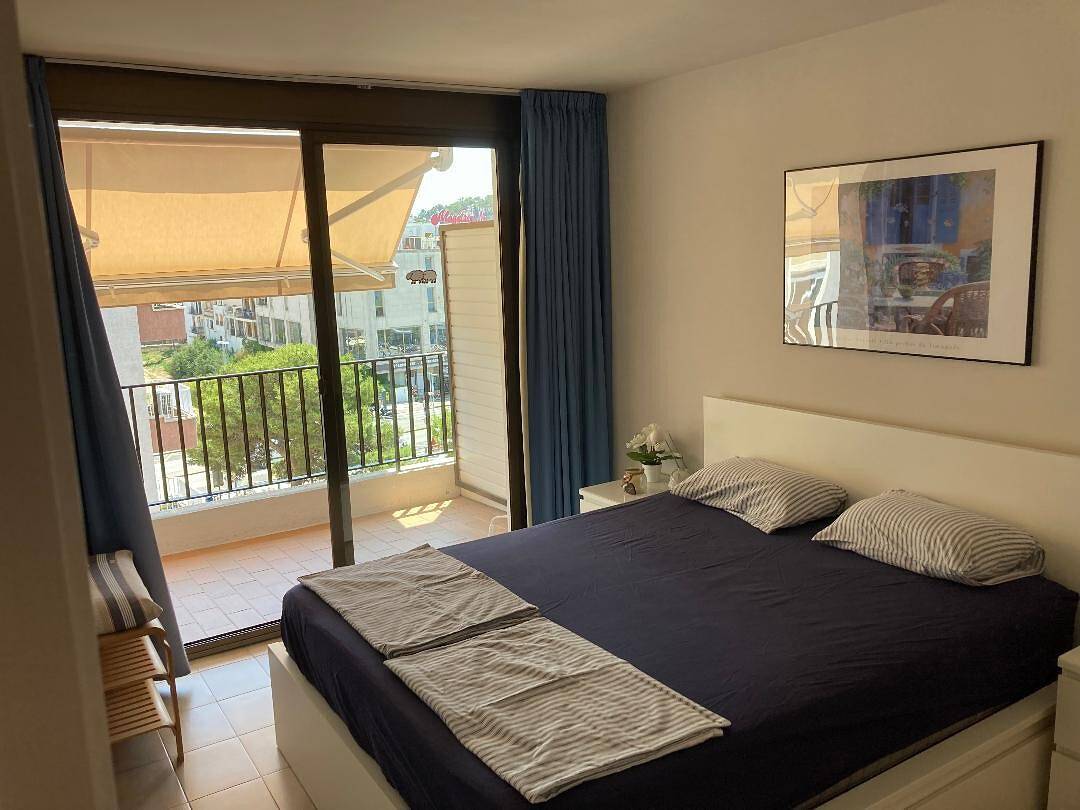 Entire apartment, Sunny 2-Bedroom Apartment with Terrace - shared Pool, Parking - Mountain View and close to the Beach in Tossa de Mar, Costa Brava