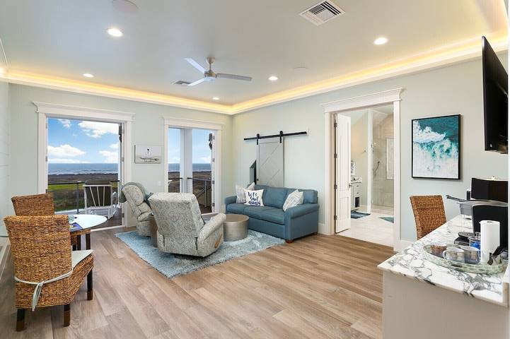 Vacation rental for 20 people, with yard and hot tub as well as pool in Mustang Island