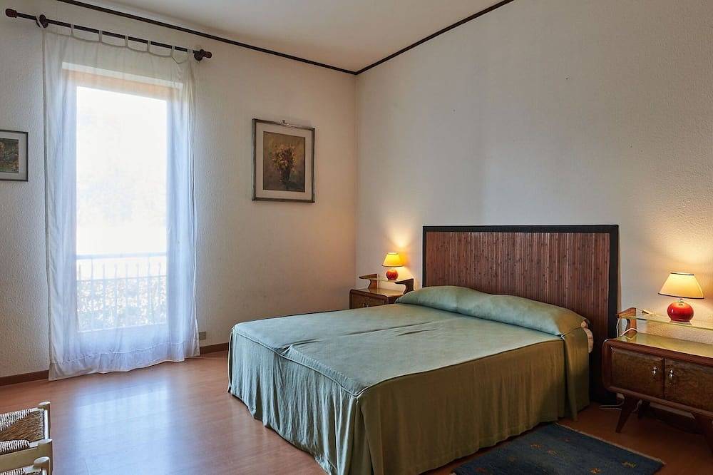 Geheel appartement, Leuk appartement voor 5 personen met Wifi, zwembad, Tv, balkon en parking in Porto Valtravaglia, Lago Maggiore (Lombardy)