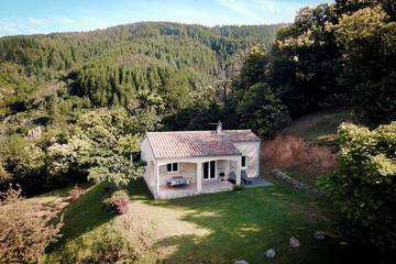 Gîte pour 6 personnes, avec jardin à Asperjoc
