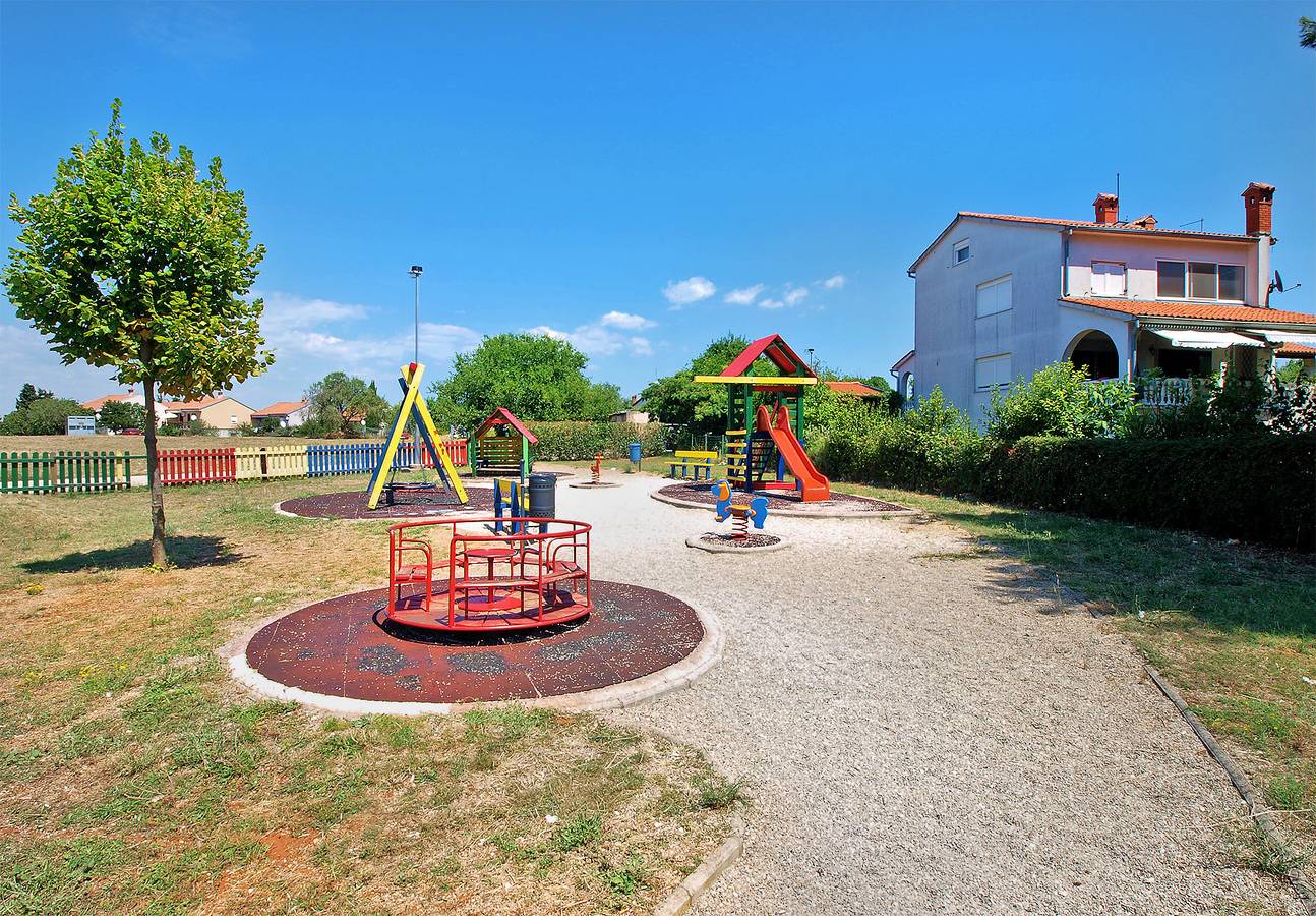 Ferienhaus für 8 Personen mit Balkon in Stinjan, Pula