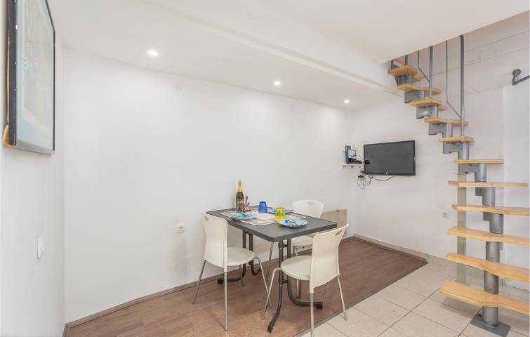 Ganze Ferienwohnung, Charmante Wohnung mit Terrasse, in der Nähe der Küste und des Stadtzentrums in Cres Stadt, Cres