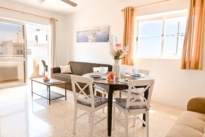 Ferielejlighed for 4 personer, med terrasse og havblik, husdyr tilladt i Malta
