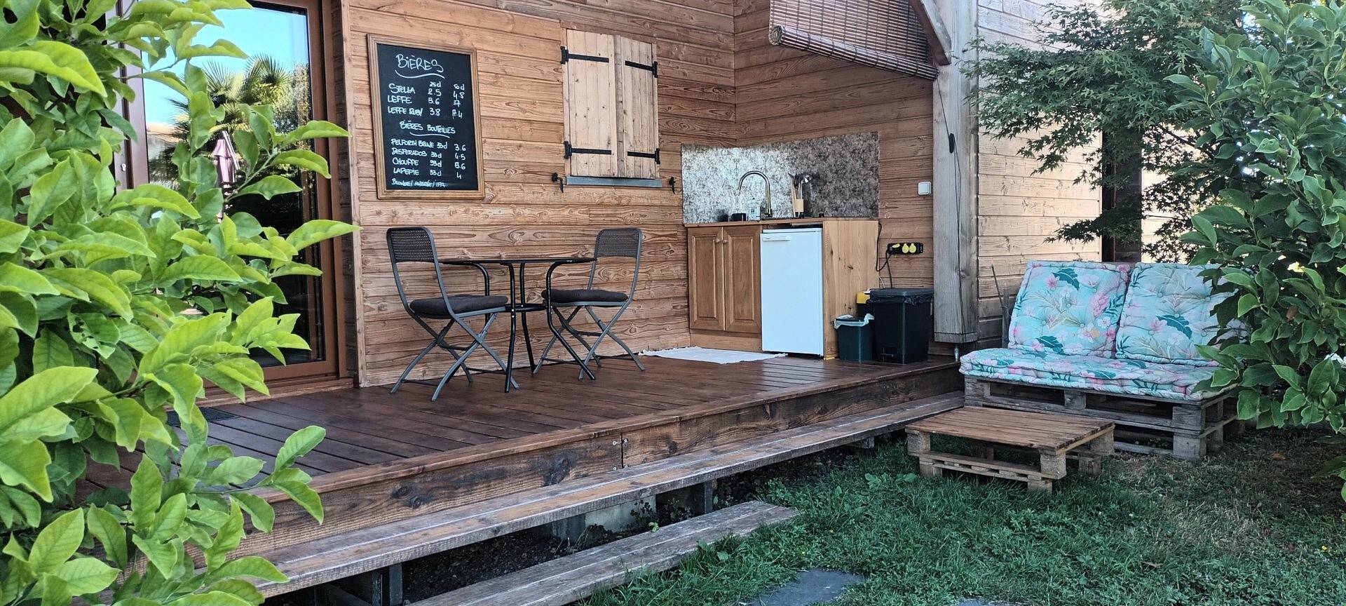 Chalet de madera con terraza cubierta en el Périgord verde in Sainte-Croix-de-Mareuil, Parque Natural Regional Périgord-Limousin