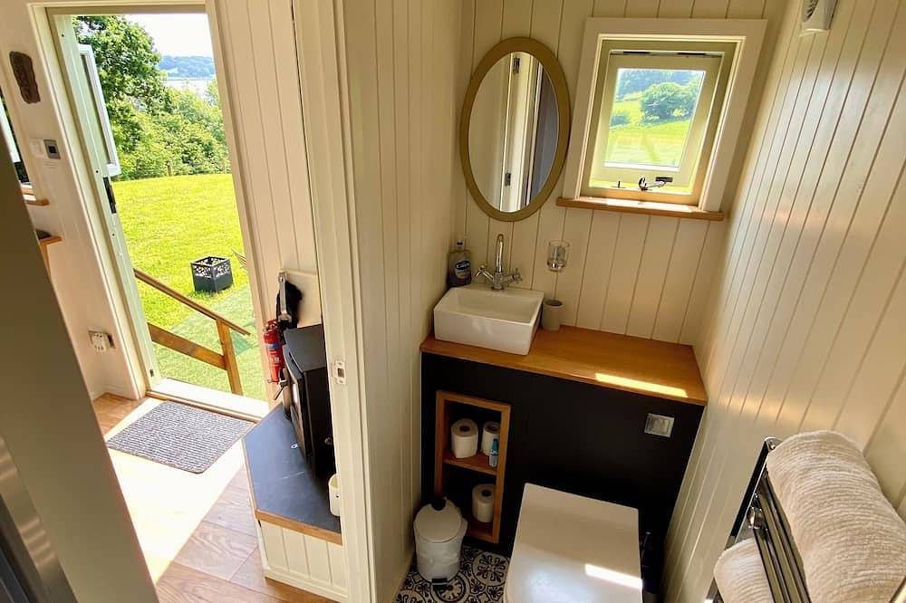 A quiet and cosy Shepherds Hut, with wood burning fire with scenic views in Conwy, Snowdonia