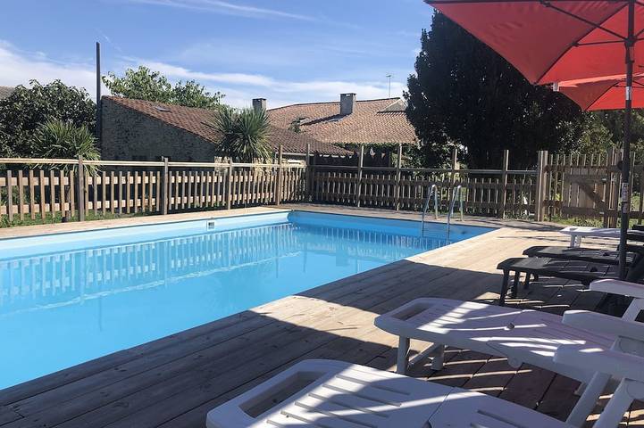 Gîte pour 13 personnes, avec Terrasse ainsi que Jardin et Piscine à Cezais