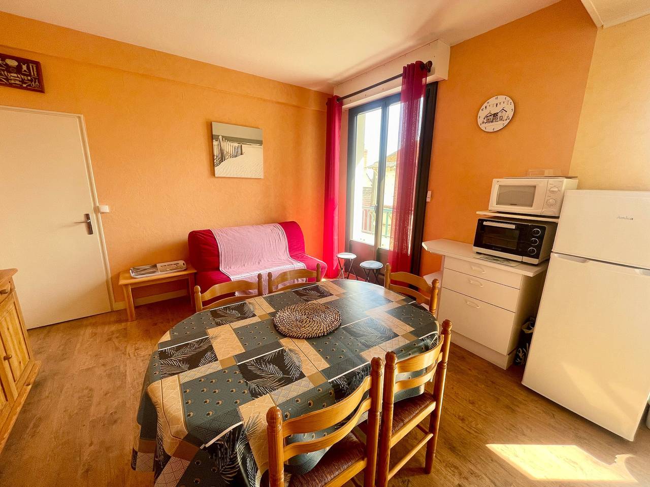 Entire apartment, Cozy 2-Room Apt Steps from Beach in Les Sables-d'Olonne in Les Sables-d'Olonne, Vendée