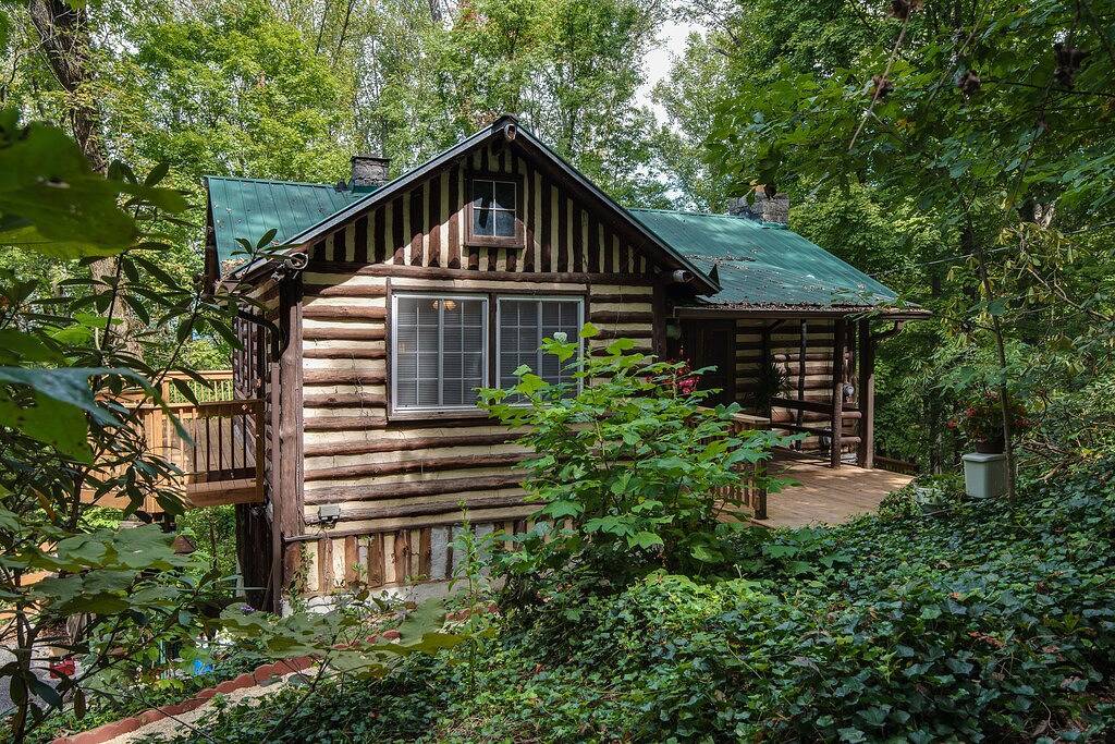 Schweizer Kabine der Alten Welt eingebettet im Wald in Knox County (TN)