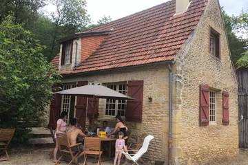 Location de vacances pour 6 personnes, avec terrasse à Thonac