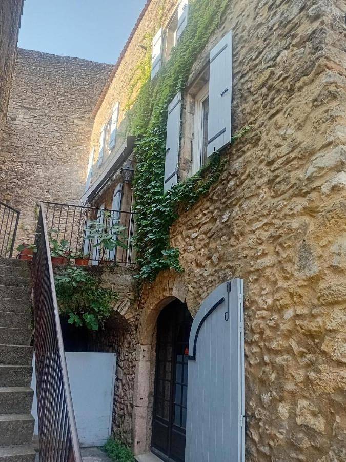 Location de vacances pour 10 personnes, avec vue et terrasse à Saint-André-de-Roquepertuis