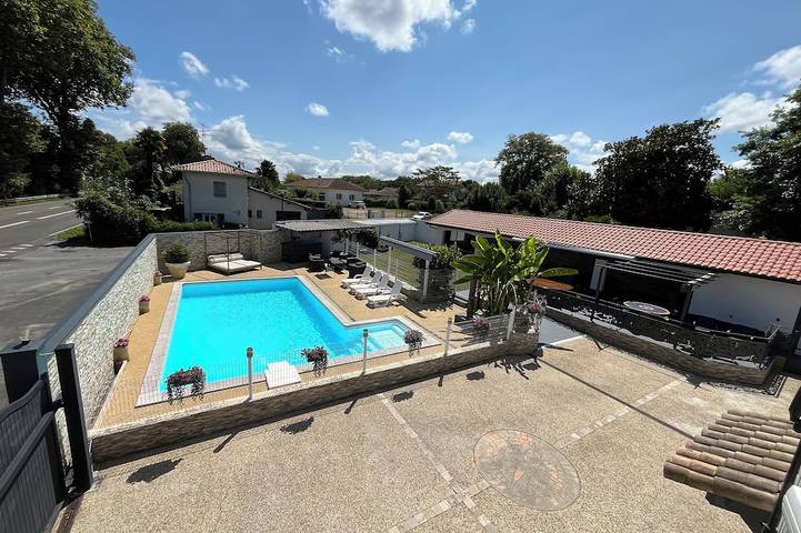 Maison de vacances pour 21 personnes, avec jardin ainsi que jacuzzi et terrasse à Saint-Martin-de-Seignanx