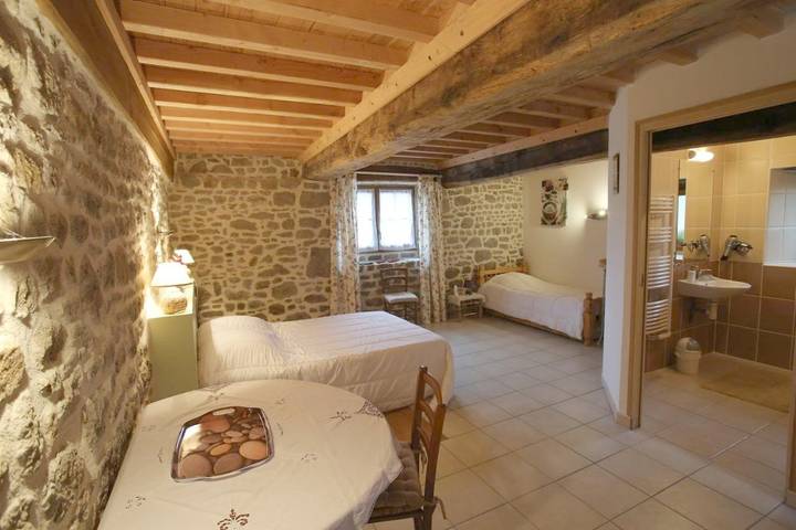 Chambre d’hôte pour 2 personnes, avec Balcon et Terrasse ainsi que Jardin et Vue à Carrouges