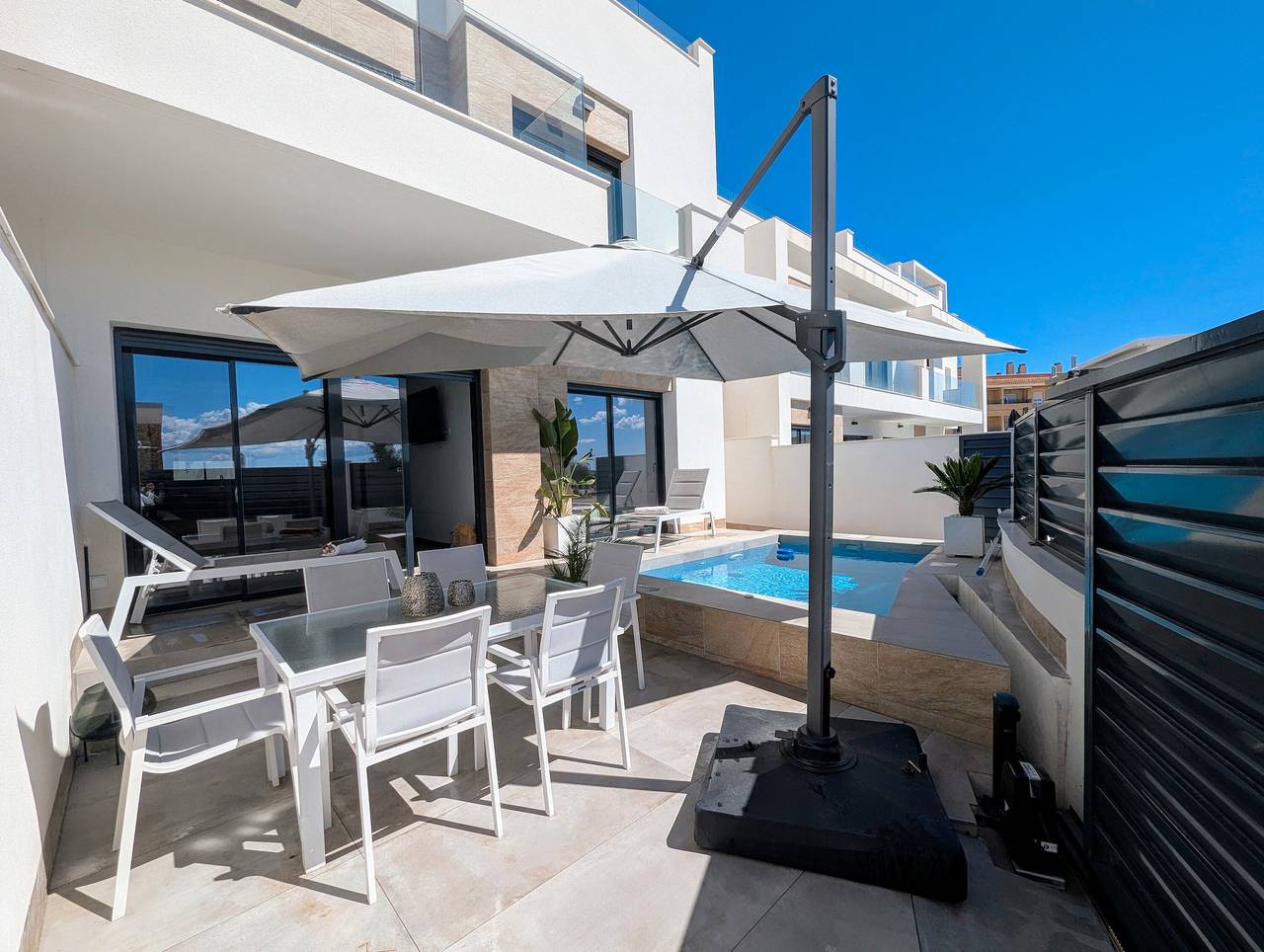 Casa Vacacional 'R-40-C Villa Moderna' con Piscina Privada, Wi-Fi y Aire Acondicionado in Los Montesinos, Costa Blanca
